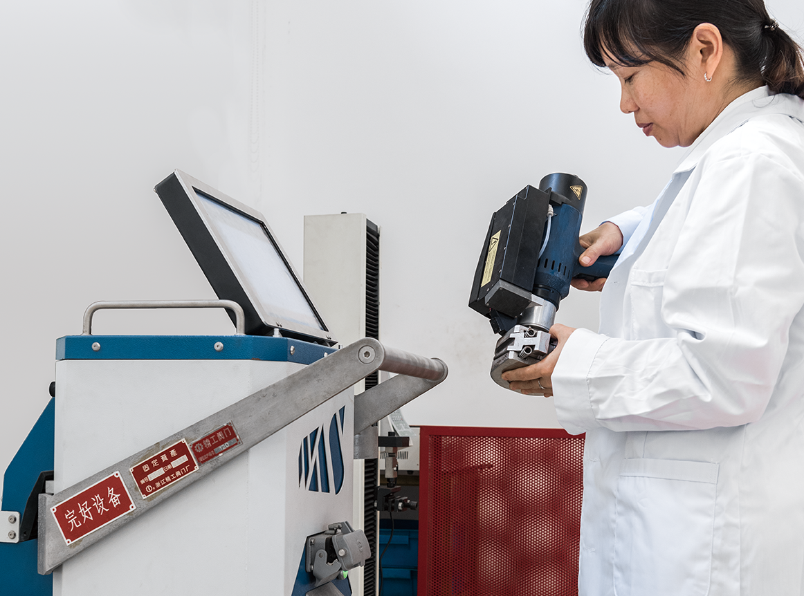 实验室里滴水穿石的专注<br/>
凝练阀门灵魂
