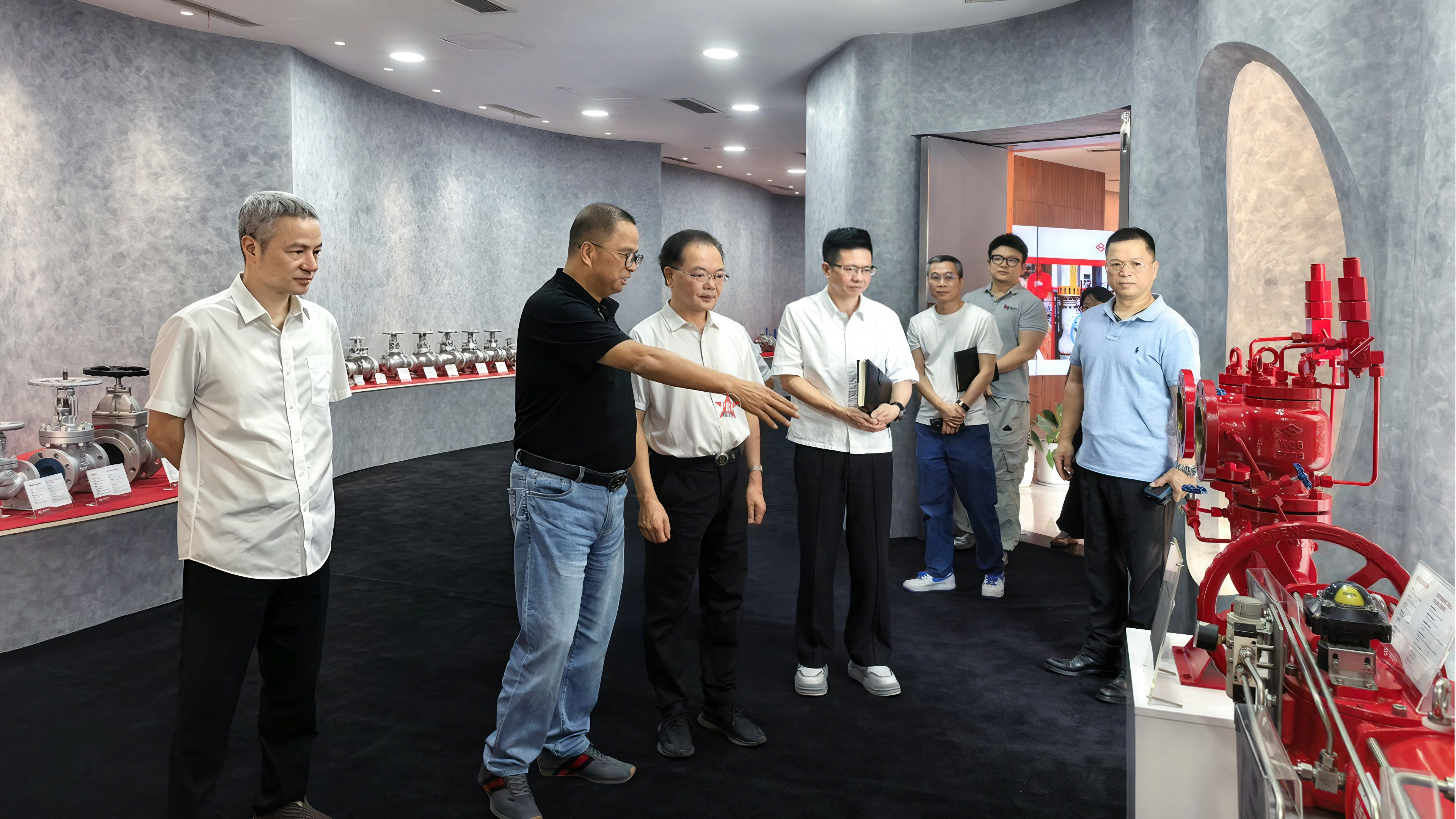 稳就业 · 促发展 · 惠民生——县人大常委会主任胡宝锋莅临保一集团调研工作