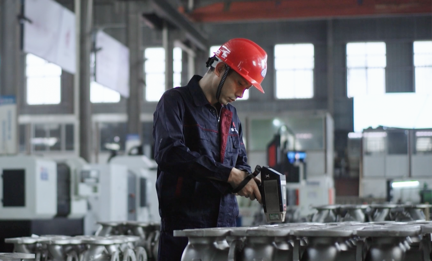 实验室里滴水穿石的专注<br/>
凝练阀门灵魂
