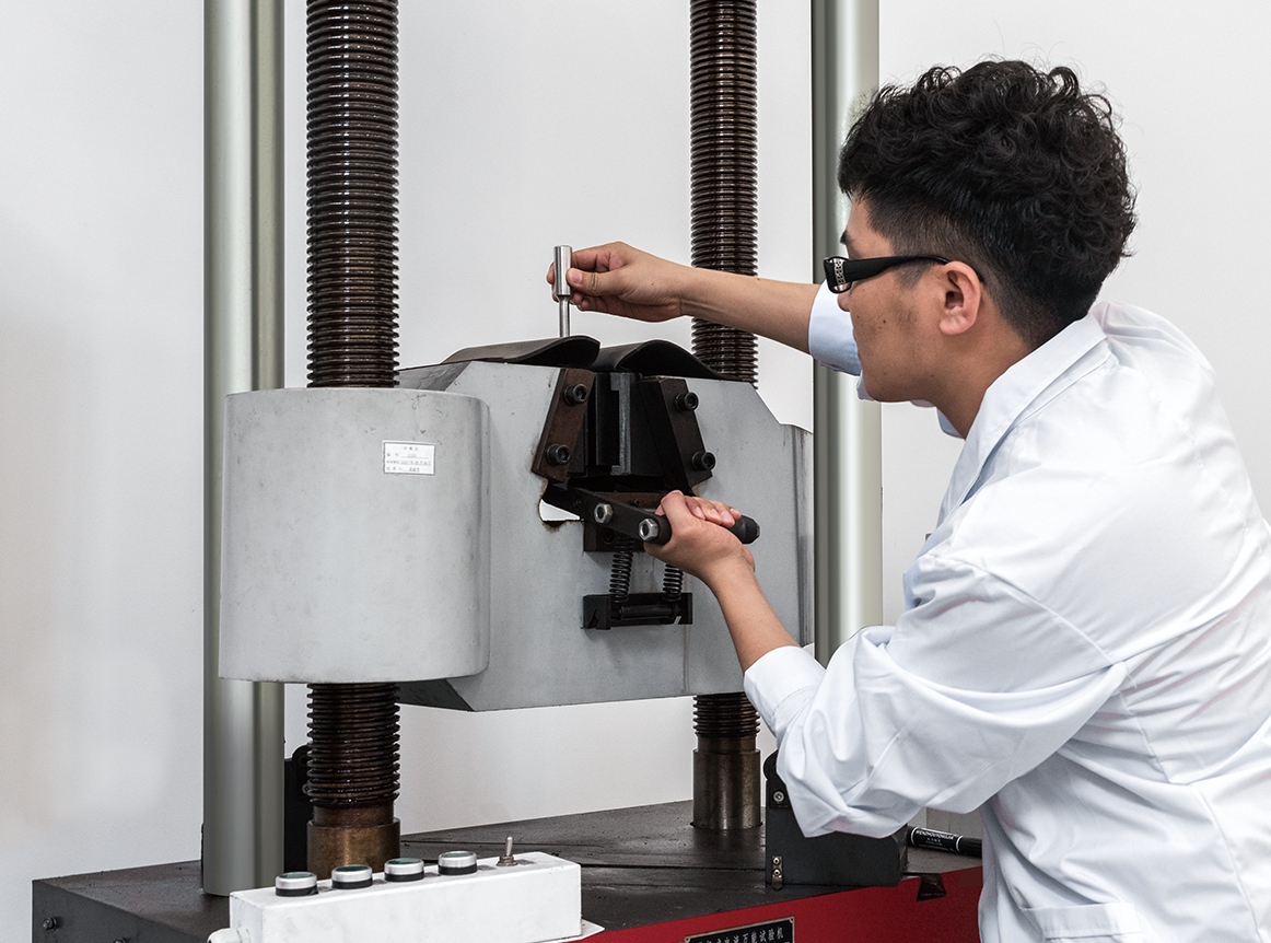 实验室里滴水穿石的专注<br/>
凝练阀门灵魂
