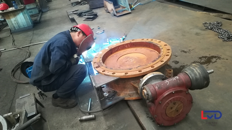 鋁都閥門DN600雙偏心法蘭蝶閥站腳、起吊環(huán)焊接加工現(xiàn)場(chǎng)