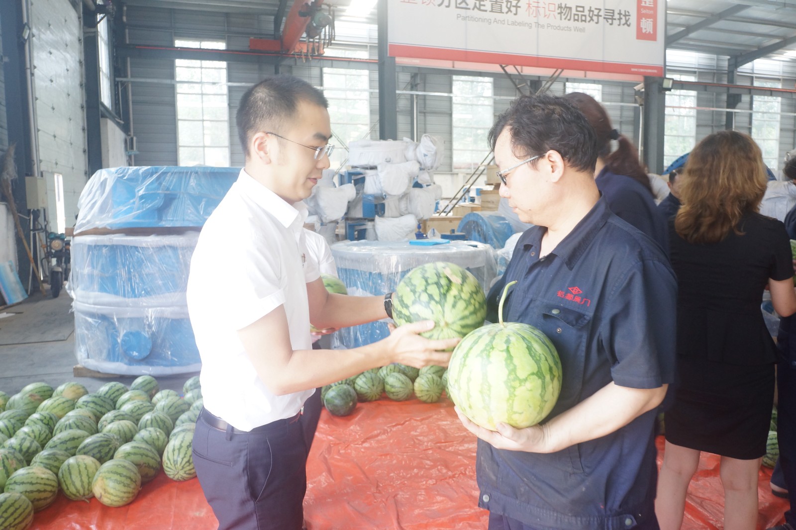 【聚焦扶貧公益行】酷暑送西瓜 清涼員工心